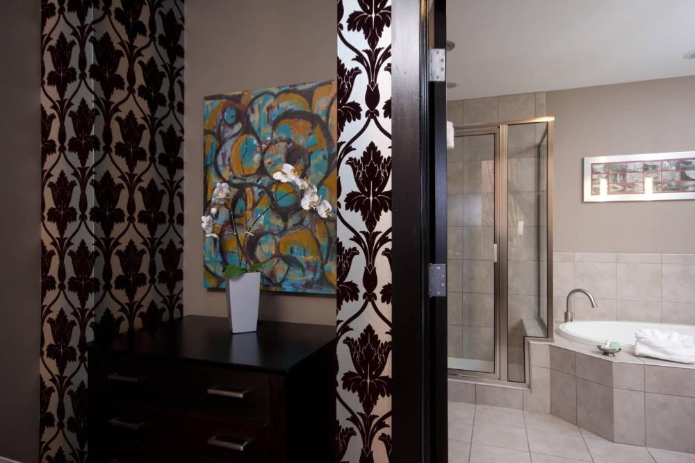 King Room with Spa Bath and Fireplace interior
